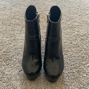 Alligator print black heels boots in great condition
